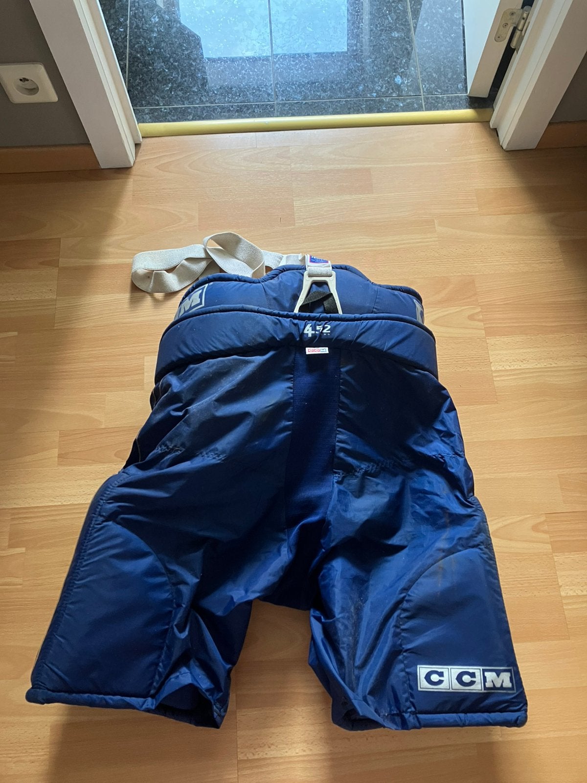Hockey broek maat L, Sport en Fitness, Hockey, Ophalen, Zo goed als nieuw