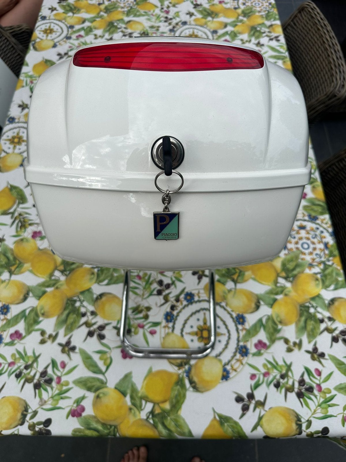 Vespa originele topkoffer met beugelhouder., Motoren, Accessoires | Koffers en Tassen, Ophalen, Zo goed als nieuw
