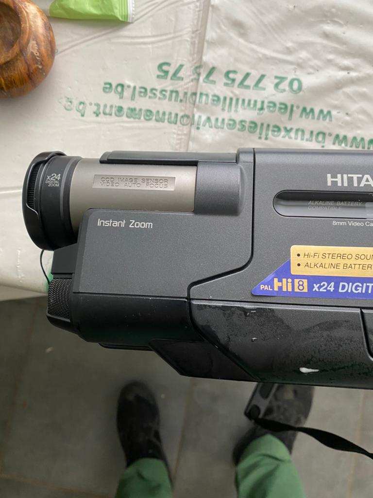 Een Hitachi VM-H510E Hi8-camcorder met digitale zoom., Ophalen