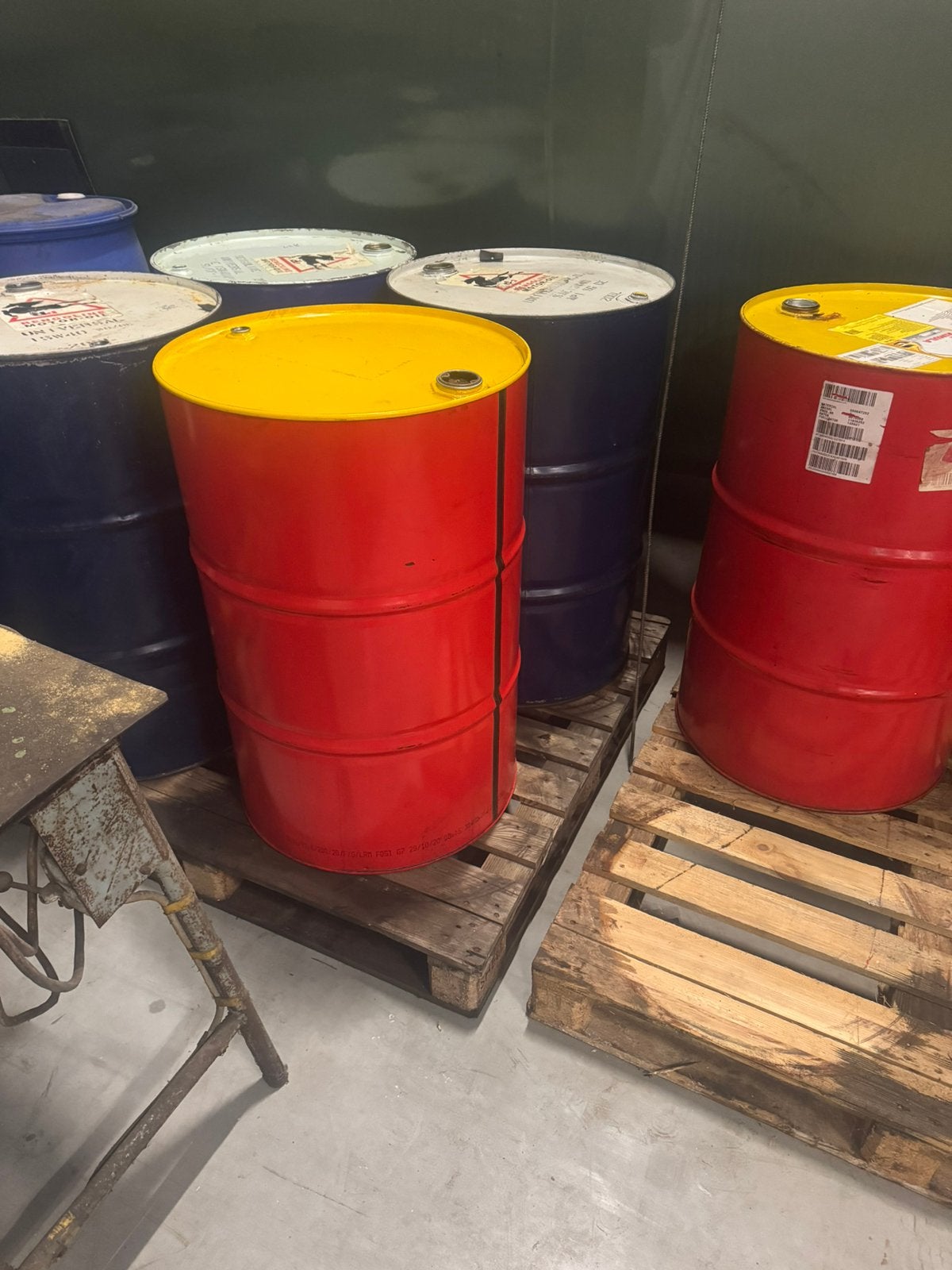 Lege olievaten 220 liter, Ophalen, Gebruikt