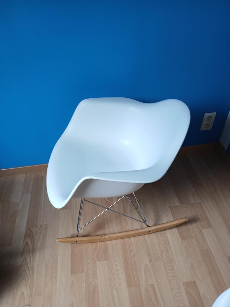 2witte schommelstoelen chroom onderstel, Huis en Inrichting, Stoelen, Ophalen