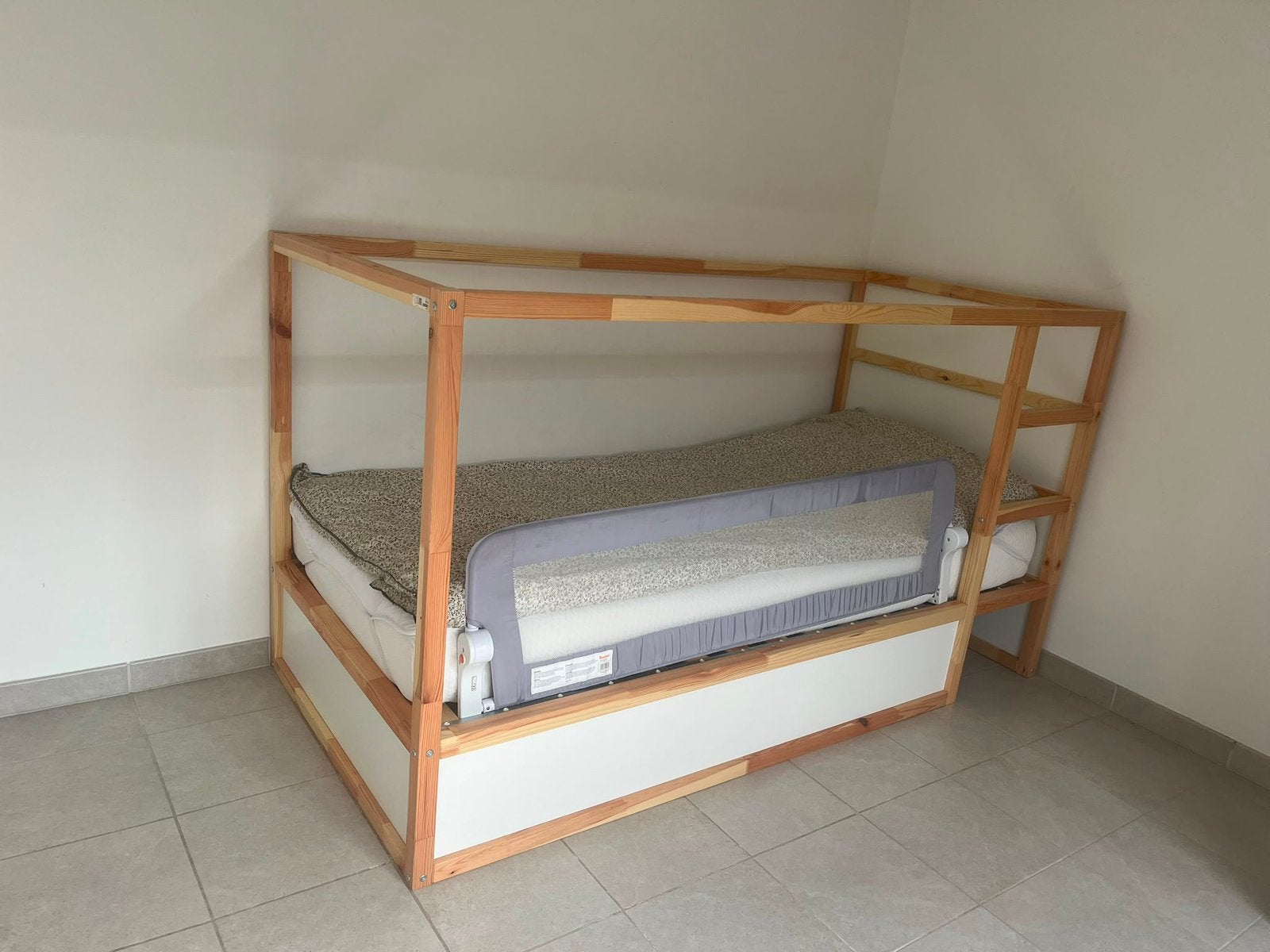 Hoogslaper + laagslaper in massief hout Inclusief matrassen, Kinderen en Baby's, Kinderkamer | Stapelbedden en Hoogslapers, Ophalen