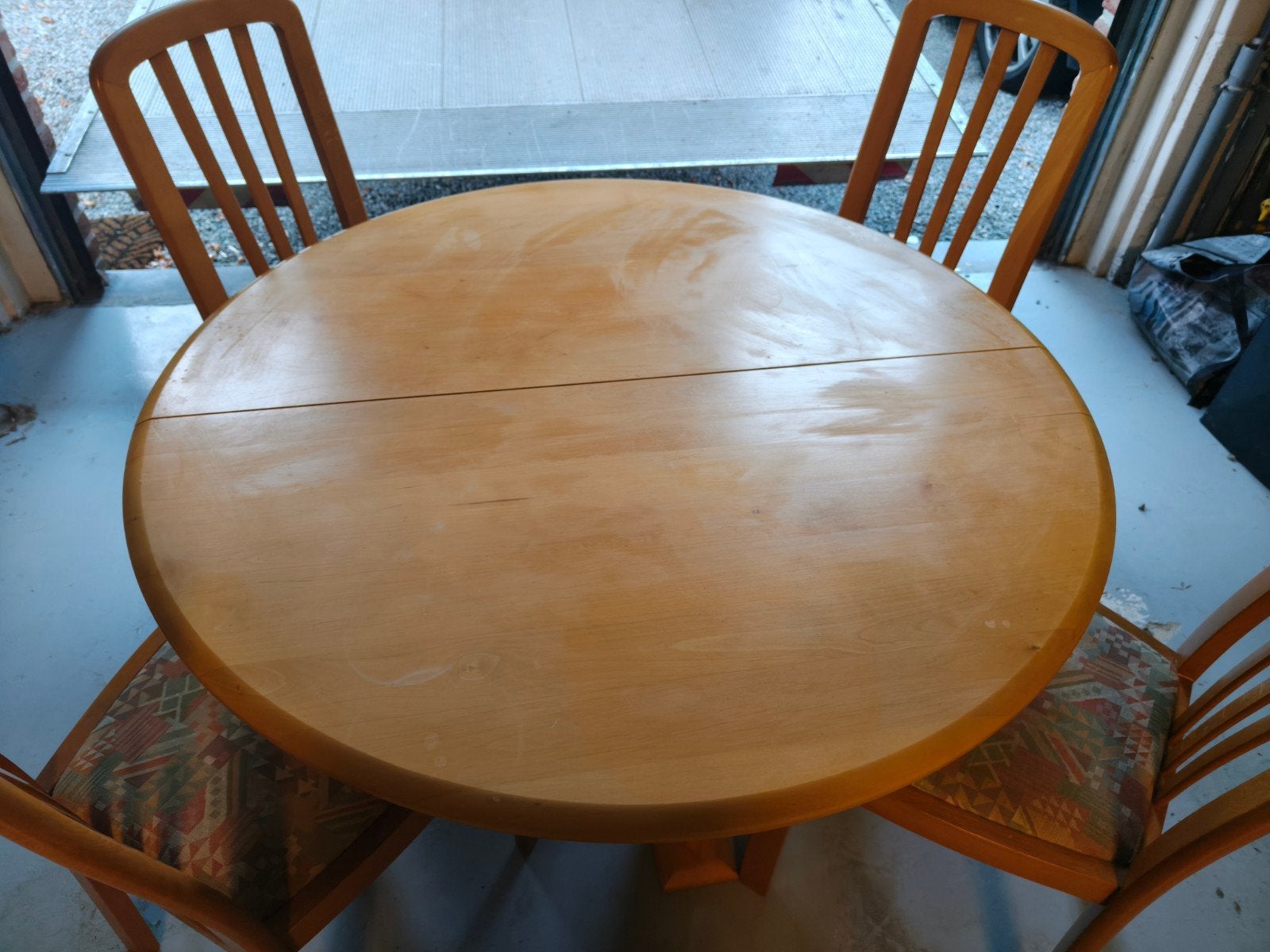 table ronde et 4 chaises en bois, Maison & Meubles, Enlèvement, Comme neuf, 4 à 6 chaises