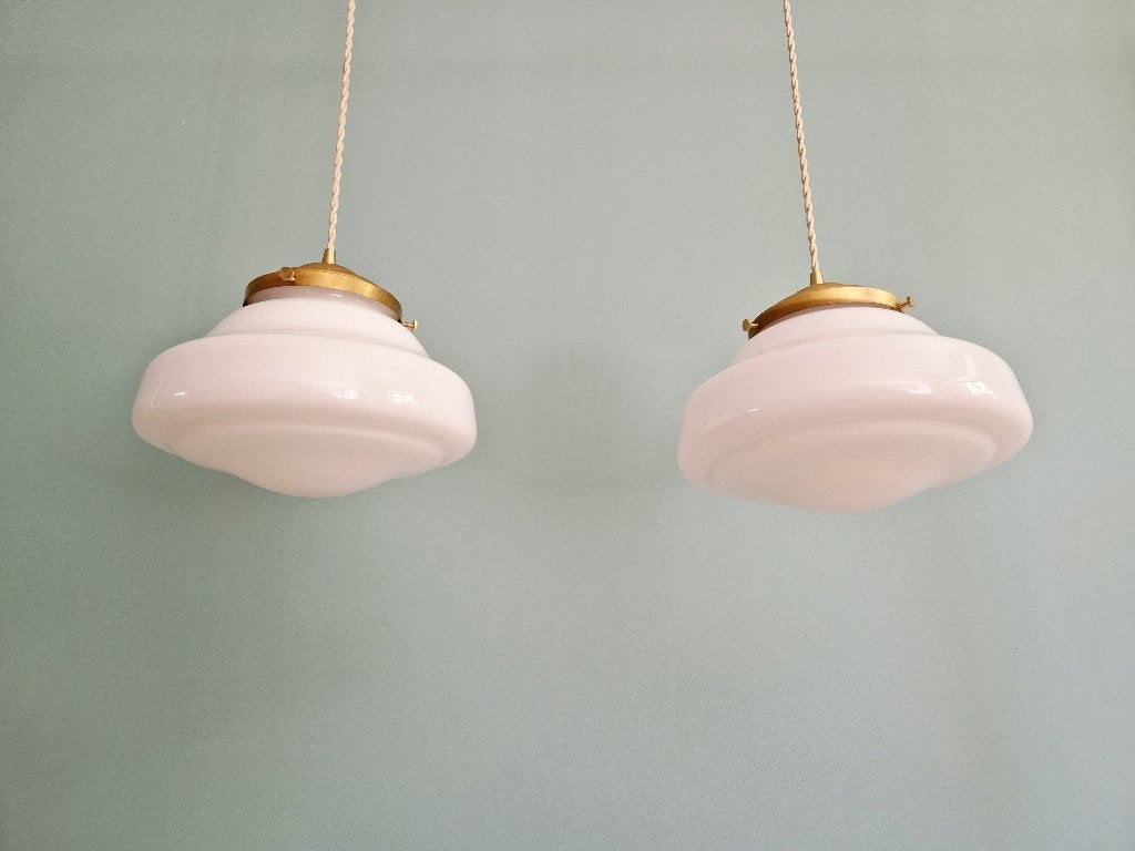 Paar Art Deco hangers in witte opaline, Ophalen