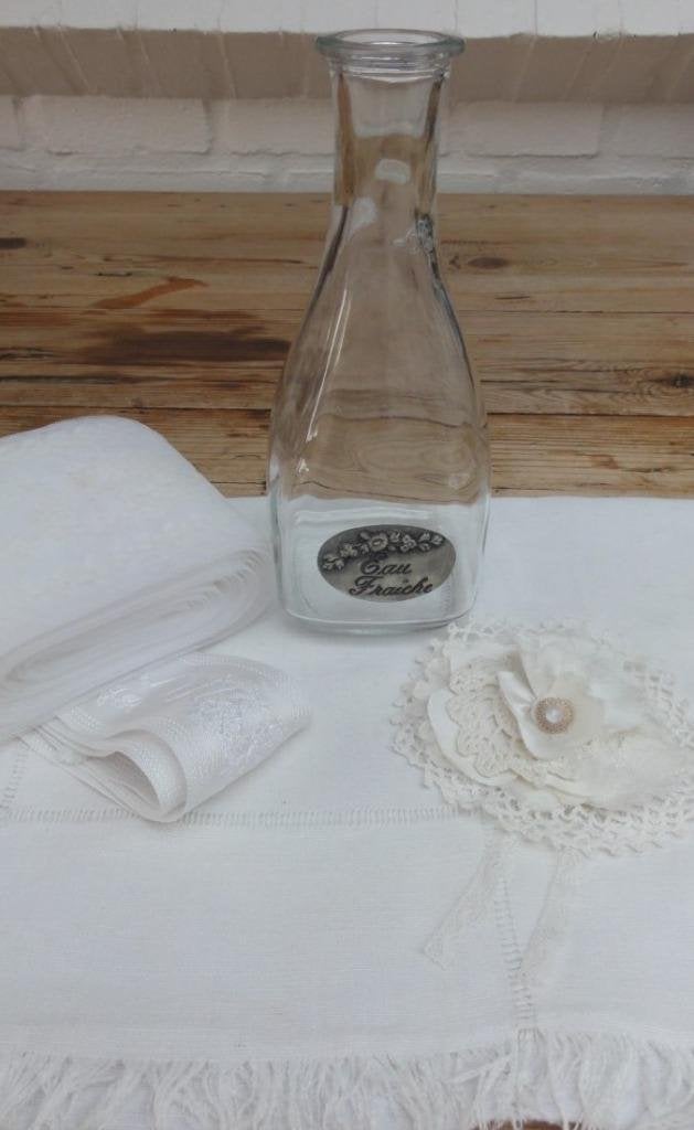 Frans glazen water karafje met tinnen schildje, EAU FRAICHE, Maison & Meubles, -, Comme neuf, Verre, Autres types