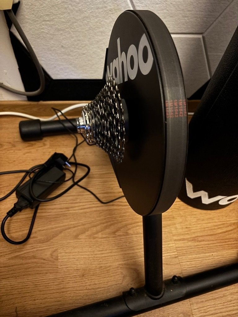 Wahoo Kickr Core + alle toebehoren (tafel, zwift play, ...), Sport en Fitness, Wielrennen, Ophalen, Gebruikt, Overige typen