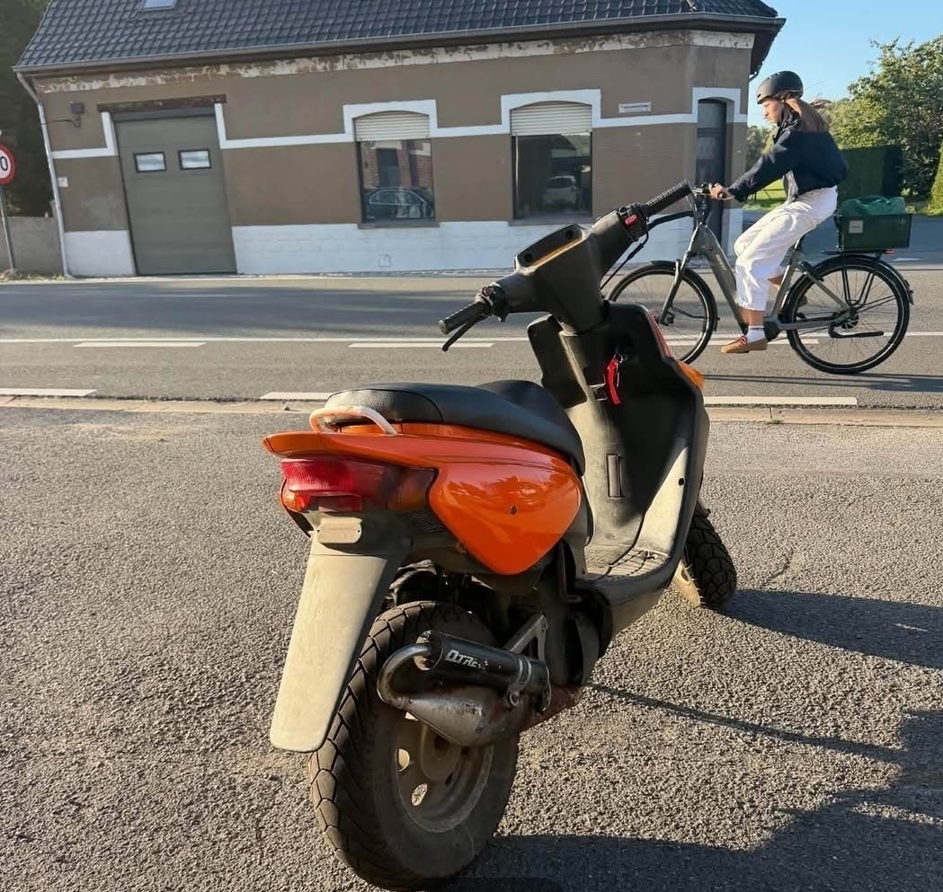 MBK Rocket A-klasse 50cc – met nieuwe zwarte kappen, Fietsen en Brommers, Ophalen of Verzenden, Gebruikt, Overige typen, Mbk