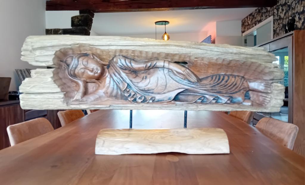 Panneau de Bois Brut Sculpté – Bouddha en Parinirvana, Envoi