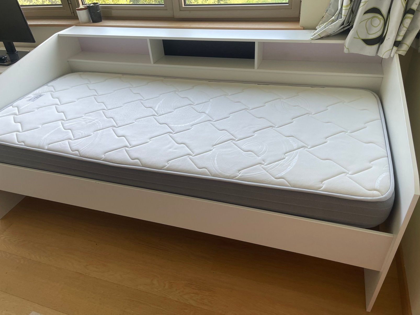 Kinderbed met kastjes/schapjes, Ophalen, Zo goed als nieuw, Lattenbodem