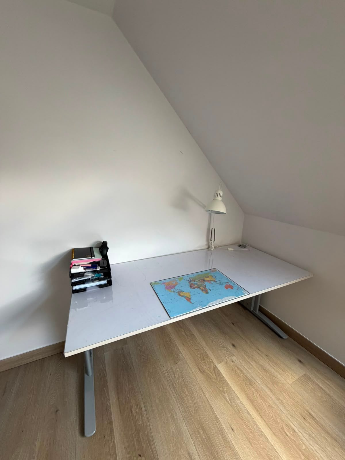 In hoogte verstelbaar (sta)/bureau180x80cm +gratis folie, Huis en Inrichting, Bureaus, Ophalen, Zit-sta bureau, Gebruikt, Hout