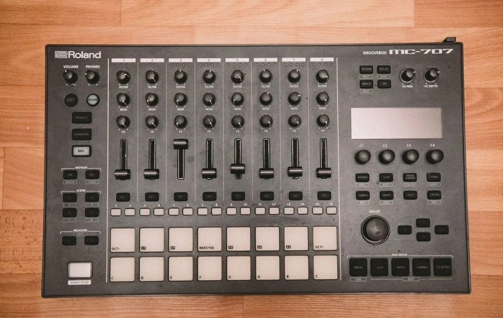 Boîte à rainures Roland MC-707, Enlèvement ou Envoi, Comme neuf, Roland, Avec connexion MIDI