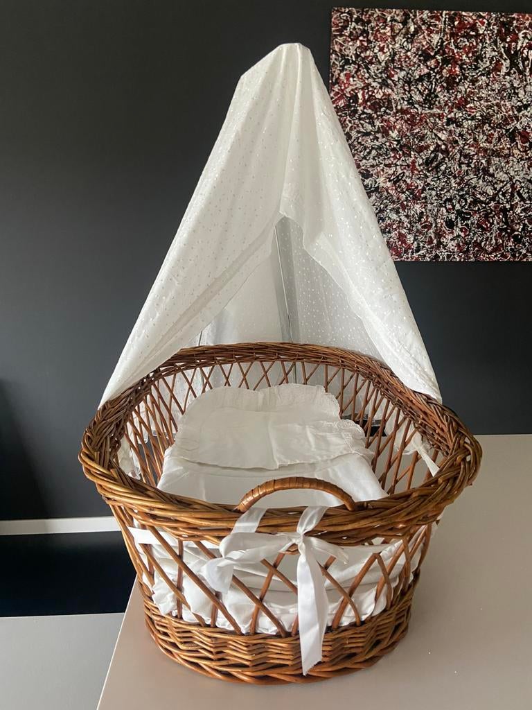 Vintage rieten babywieg/mand met houten onderstel., Ophalen, Gebruikt, Wieg