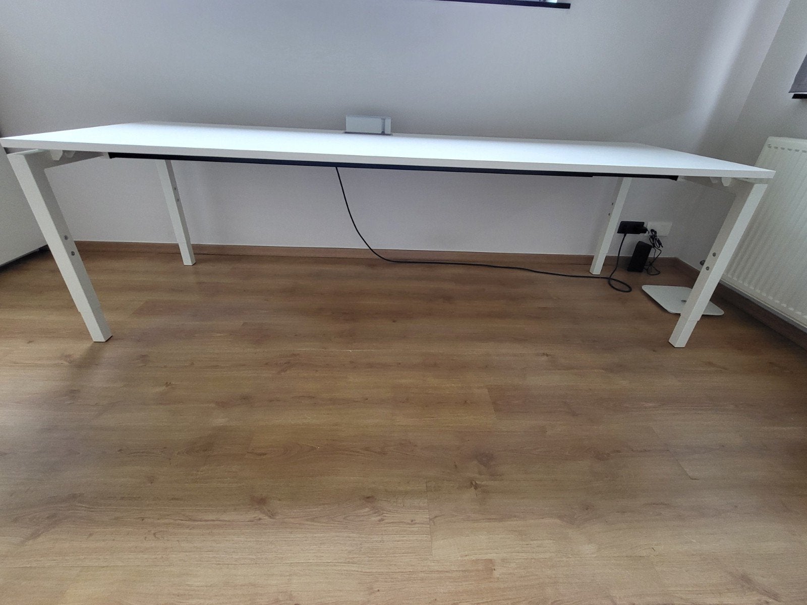 Witte bureau met ingebouwde powerbox en kabelgoot, Gebruikt, Kabelgoot, Wit, 80 cm