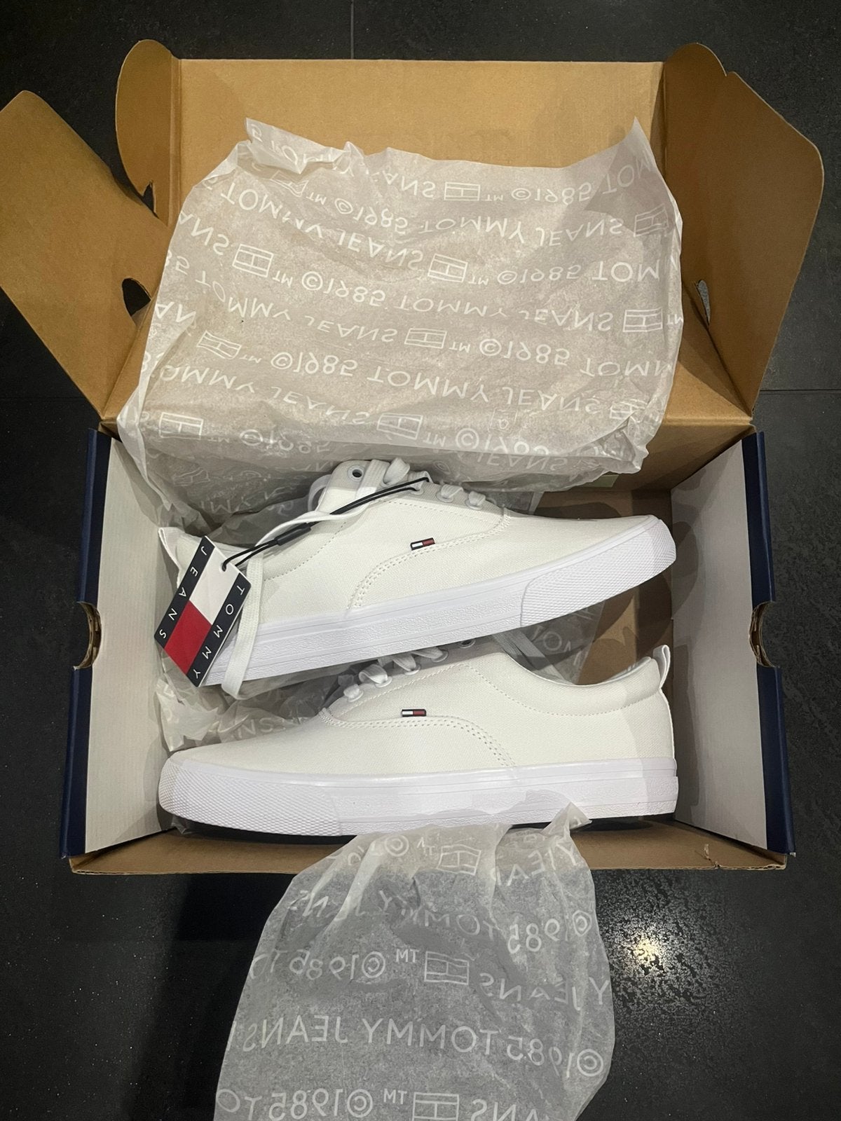 Tommy Hilfiger-schoen, Kleding | Dames, Wit, Nieuw, Ophalen of Verzenden, Sneakers