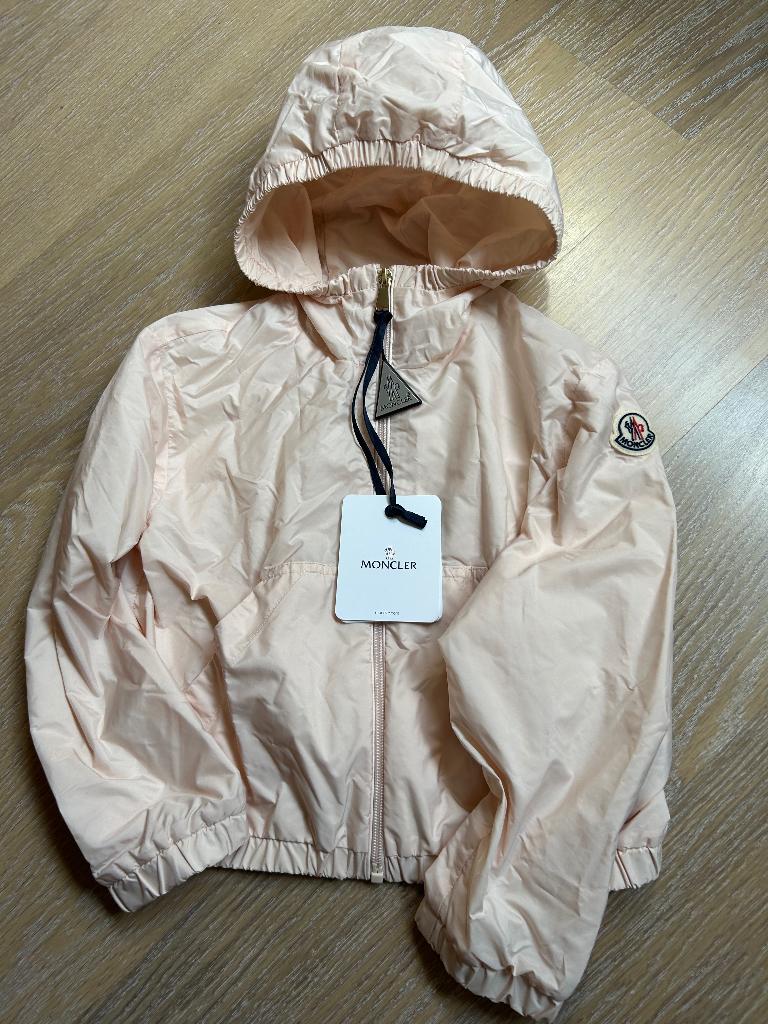 Moncler nieuw zomerjasje 450 euro, Enfants & Bébés, Neuf, Moncler, Envoi, Fille