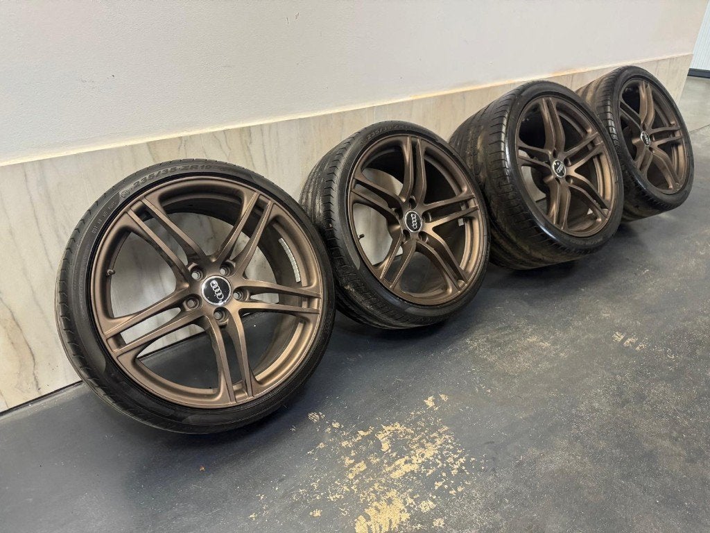 Originele Audi R8 Breedtset Velgen met Pirelli banden, Auto-onderdelen, Gebruikt, Banden en Velgen, 235 mm, Personenwagen