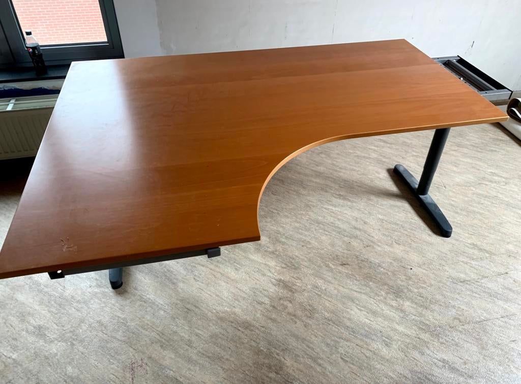 IKEA Galant bureau – 120x160cm+verlengstukken+desktophouder, Huis en Inrichting, Bureaus, Ophalen, Metaal, Hoekbureau, Zo goed als nieuw
