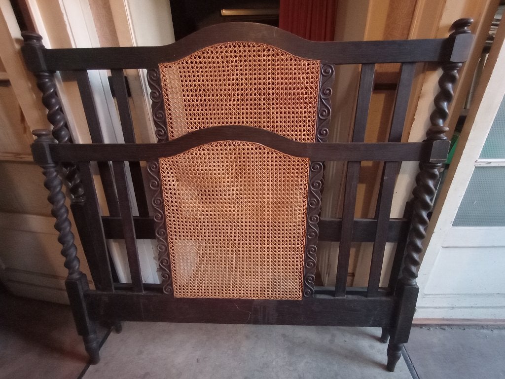 Antiek bed in donker eikenhout en rietrotan - 140 cm, Huis en Inrichting, Ophalen, Hout, 140 cm