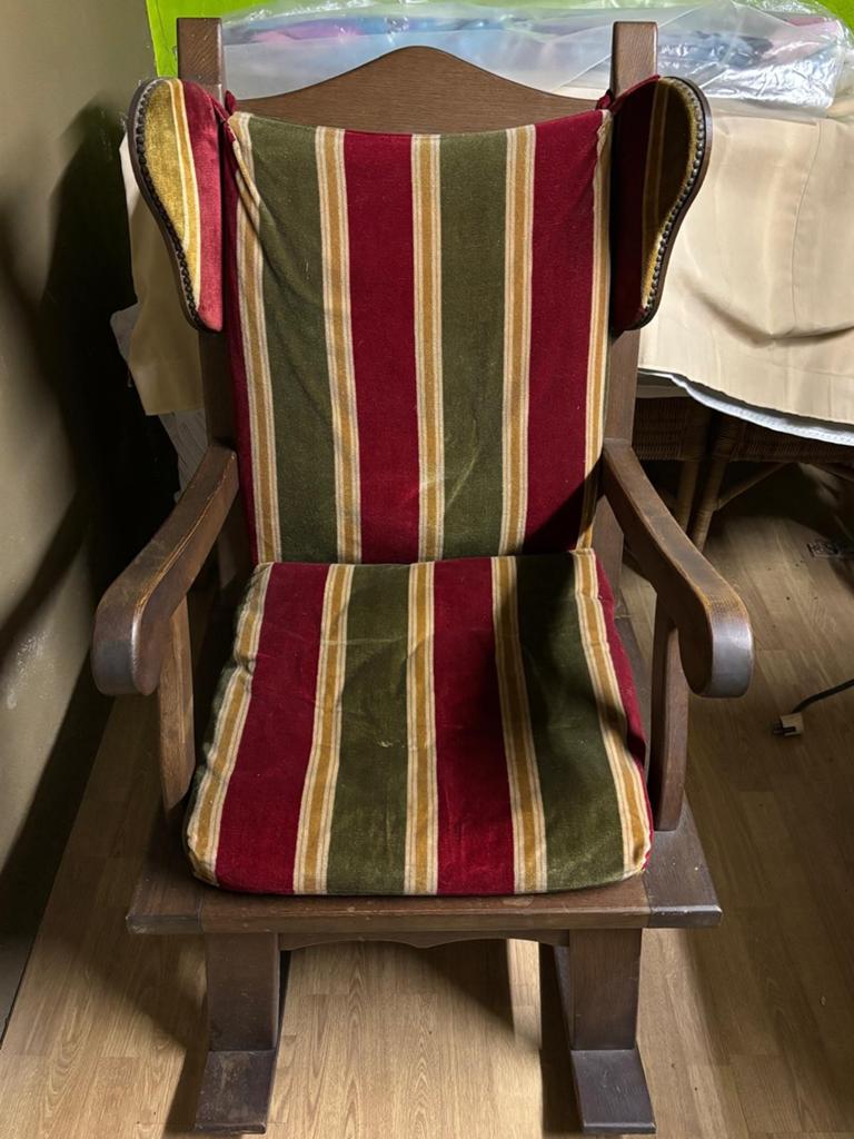 Fauteuil à bascule ancien, Enlèvement
