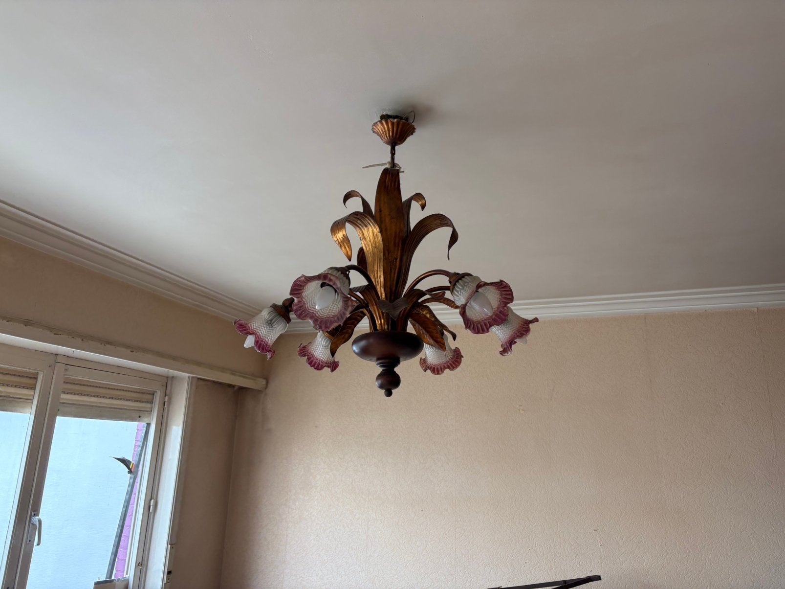 Vintage Kroonluchter met Roze Bloemkapjes, Huis en Inrichting, Lampen | Kroonluchters, Ophalen, Gebruikt, Glas, E27 (groot)