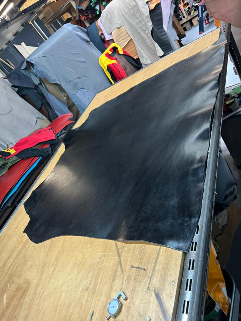 Zwarte kleur tuigleer glans 28, Enlèvement ou Envoi, Comme neuf