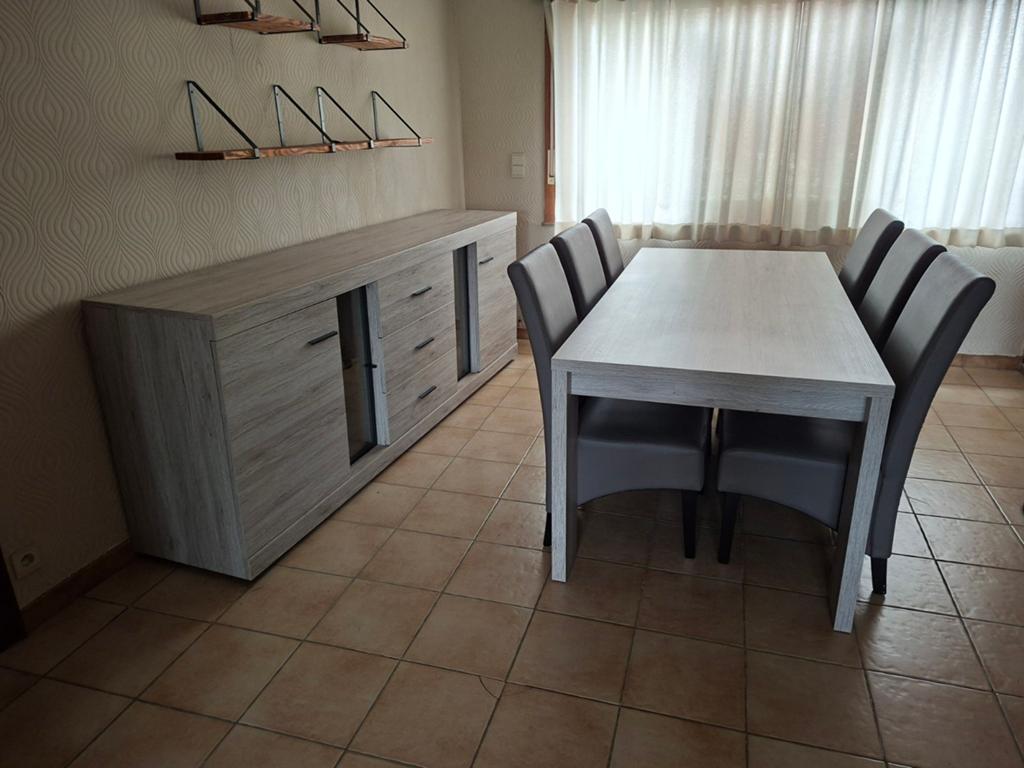 Eetplaats met verlichting, Huis en Inrichting, Complete eetkamers, Ophalen