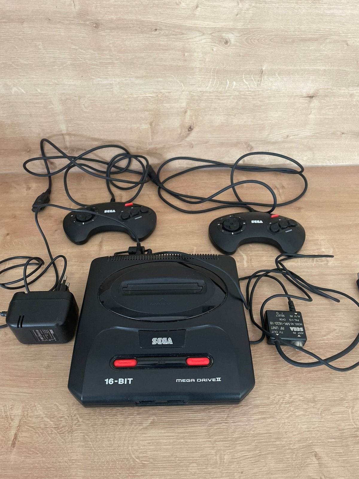 Sega Mega Drive II Console + 2 Controllers & Kabels, Games en Spelcomputers, Ophalen, Zo goed als nieuw, Met 2 controllers, Mega Drive