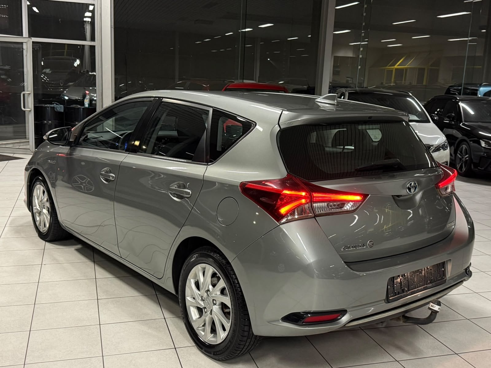 Toyota Auris 50th 1.8 Essence/Hybride Automatique 73kW Euro, Autos, Argent ou Gris, Achat, Entreprise, Volant multifonction