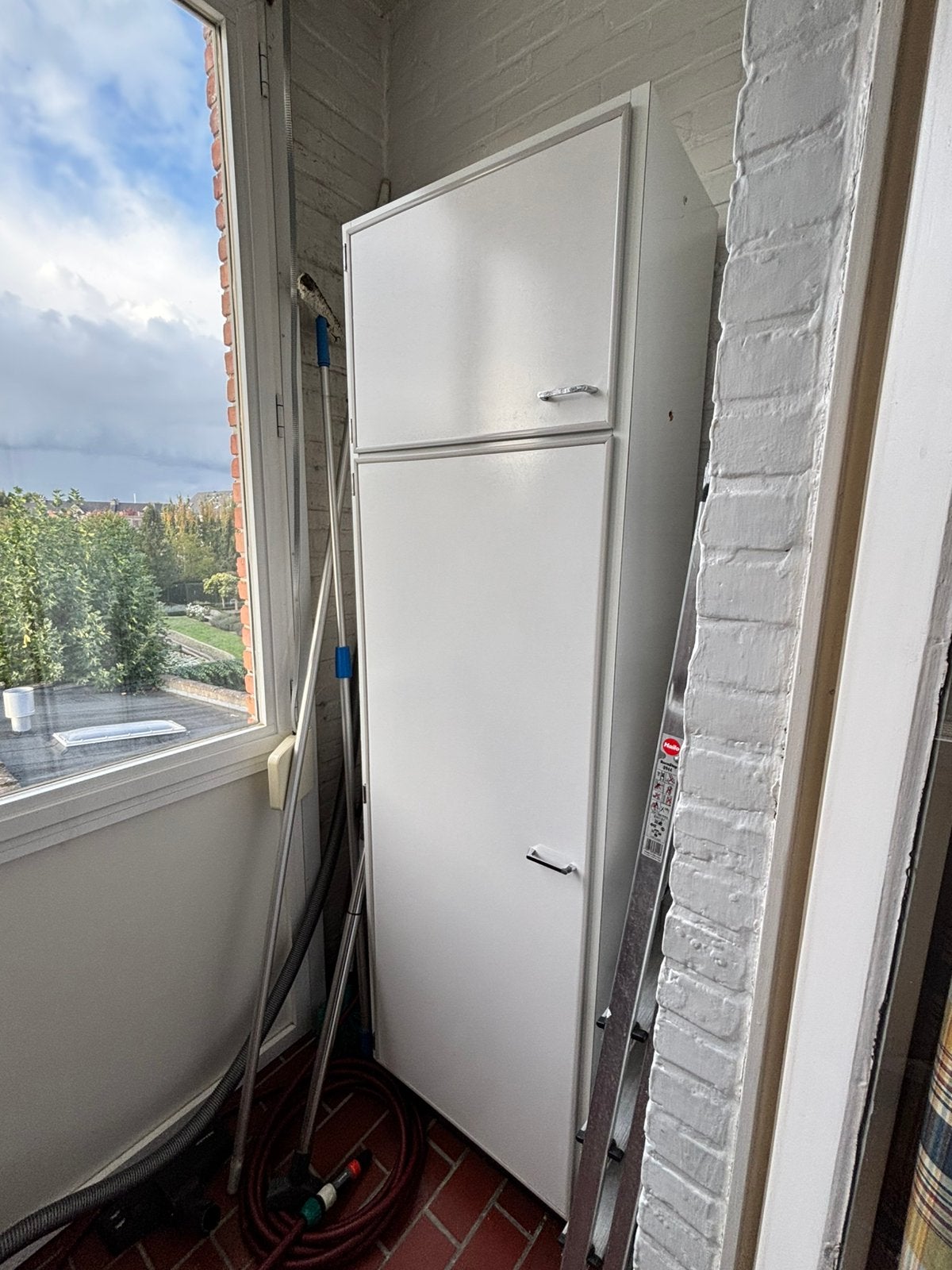 Witte kolomkast met 2 deuren, Maison & Meubles, Avec porte(s), Moins de 150 cm, Enlèvement, Utilisé