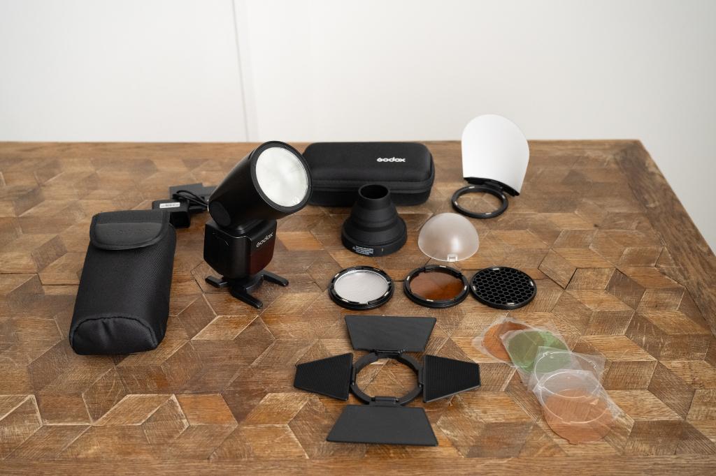Godox Speedlite V1 Nikon + Accessories Kit, Ophalen of Verzenden, Gebruikt, Nikon, Kantelbaar