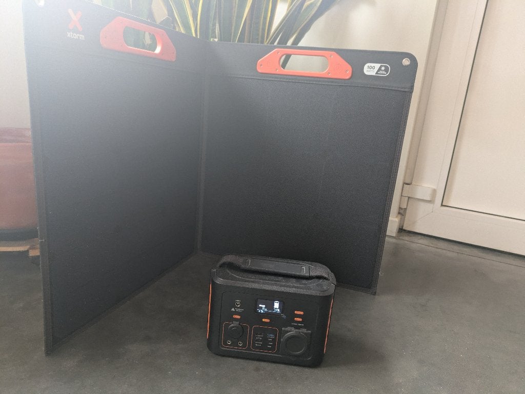 Xtorm XP300U + XPS100 zonnepaneel, Ophalen, Gebruikt, Xtrom