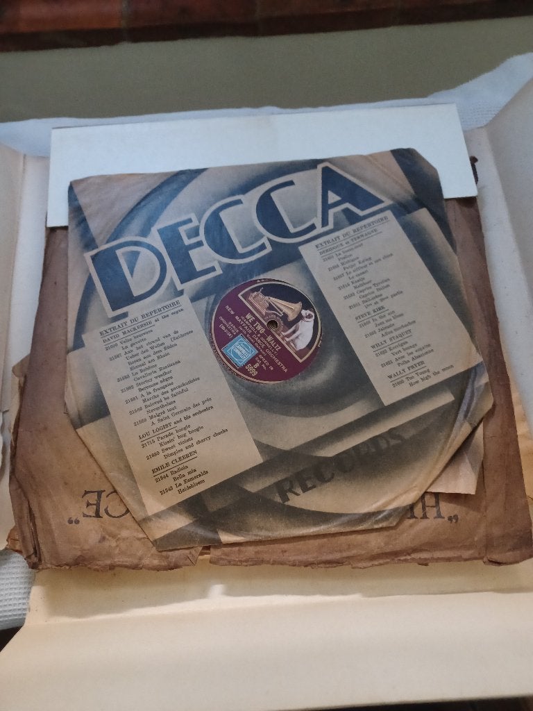 Decca, Enlèvement