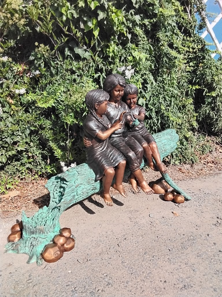 Belle statue en bronze, 3 enfants sur un tronc d'arbre., Enlèvement