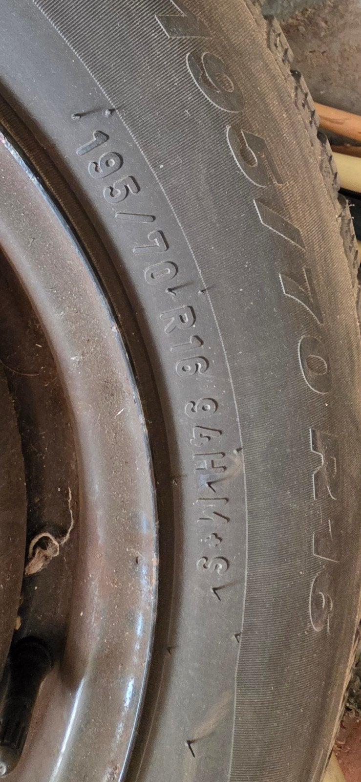 4 beaux pneus, des jantes et de belles housses, Autos : Pièces & Accessoires, Enlèvement, Pneus hiver, Pneu(s)