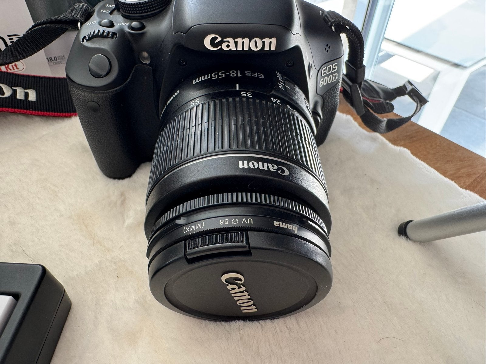 Canon eos 600D, tas ,2 accu,lens EFS 18-55 mm , zonnenkapjes, Enlèvement ou Envoi, Comme neuf, Manuel, Canon