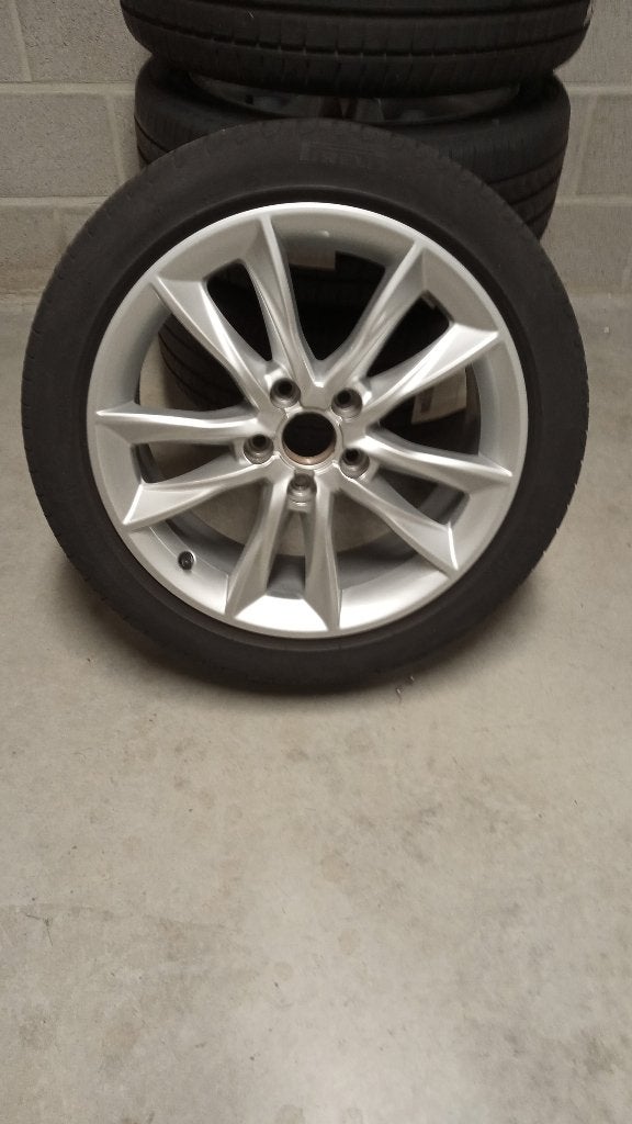 Pirelli zomerbanden op velg + bandenopbergrek, Auto-onderdelen, Banden en Velgen, Ophalen, Gebruikt, 17 inch, Band(en)