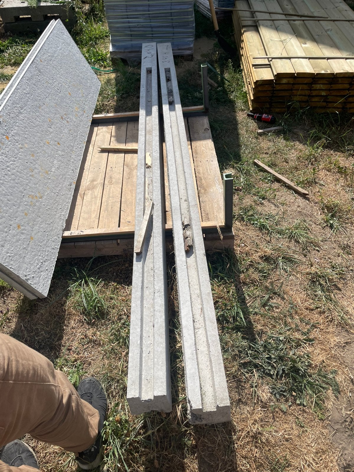 Twee Betonpalen en betonplaat, Ophalen, Zo goed als nieuw