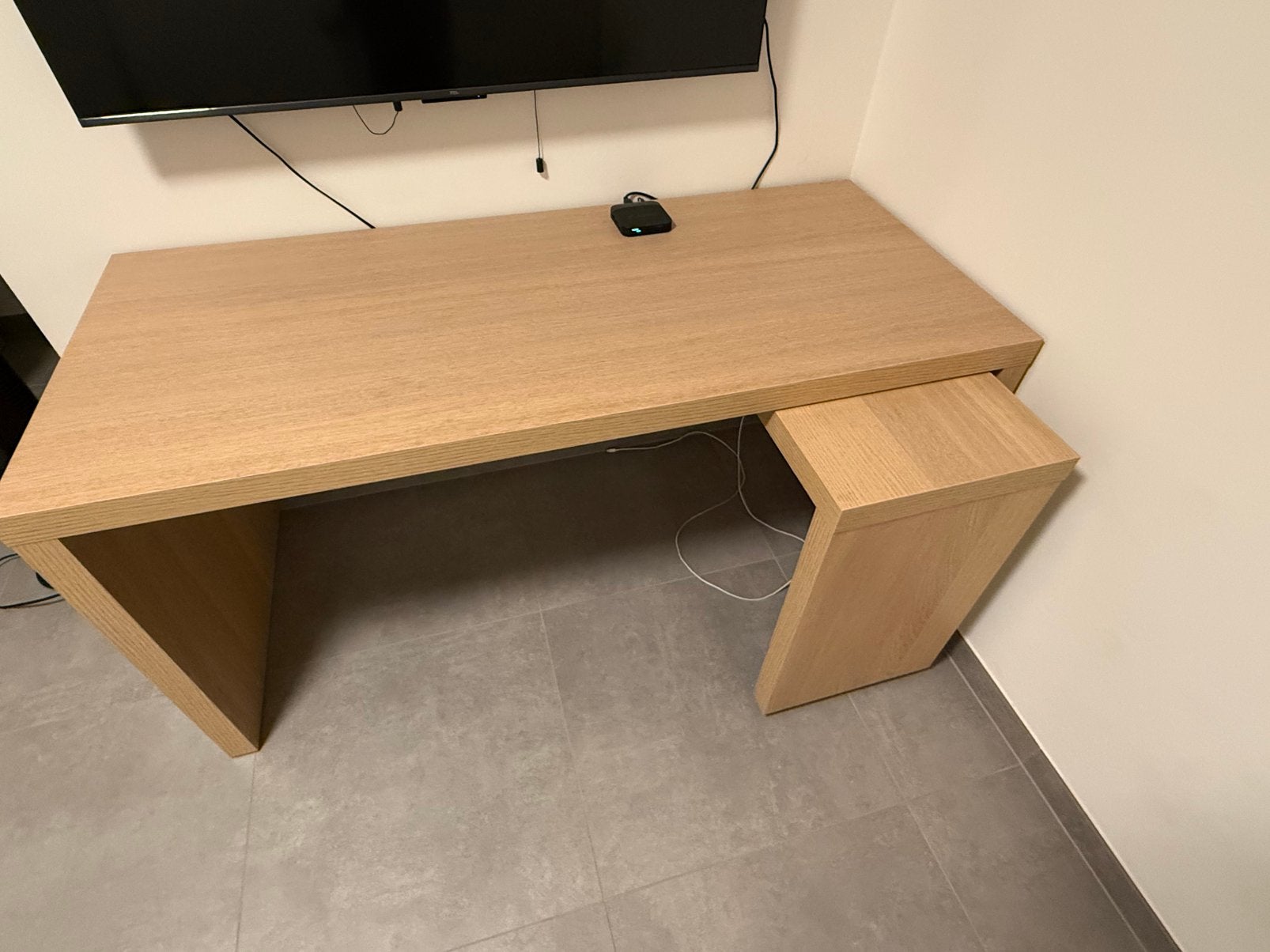 Malm bureau met uittrekbaar blad, Huis en Inrichting, Ophalen, Zo goed als nieuw