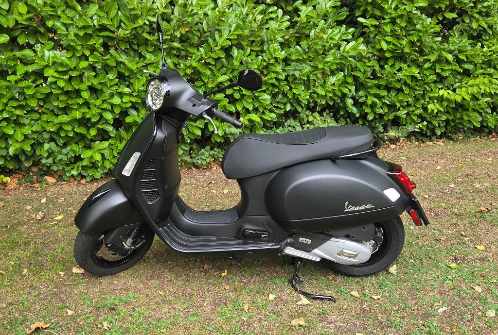 Vespa GTS Super 125 ( Notte ) / 1025 km + helm, Fietsen en Brommers, Ophalen, Overige modellen, 125 cc, Benzine