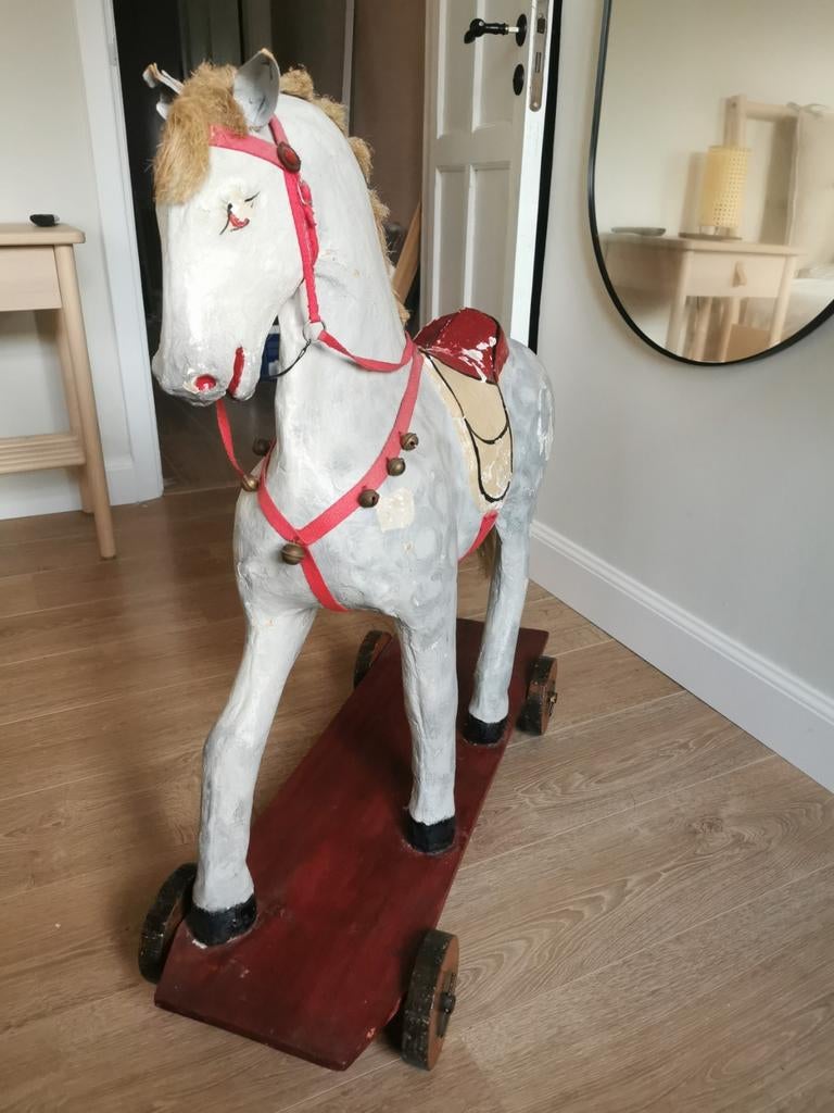 Heel oud paard op wieltjes, Ophalen