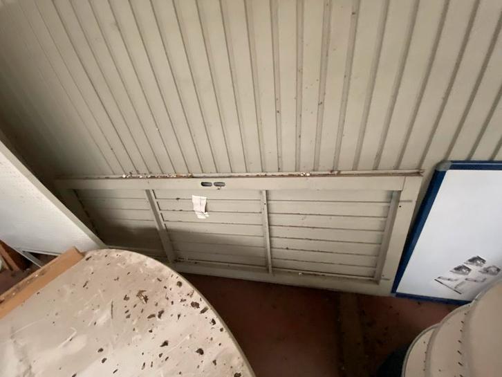 Drie stalen wanden en deur, venster. Binnengebruik, Ophalen