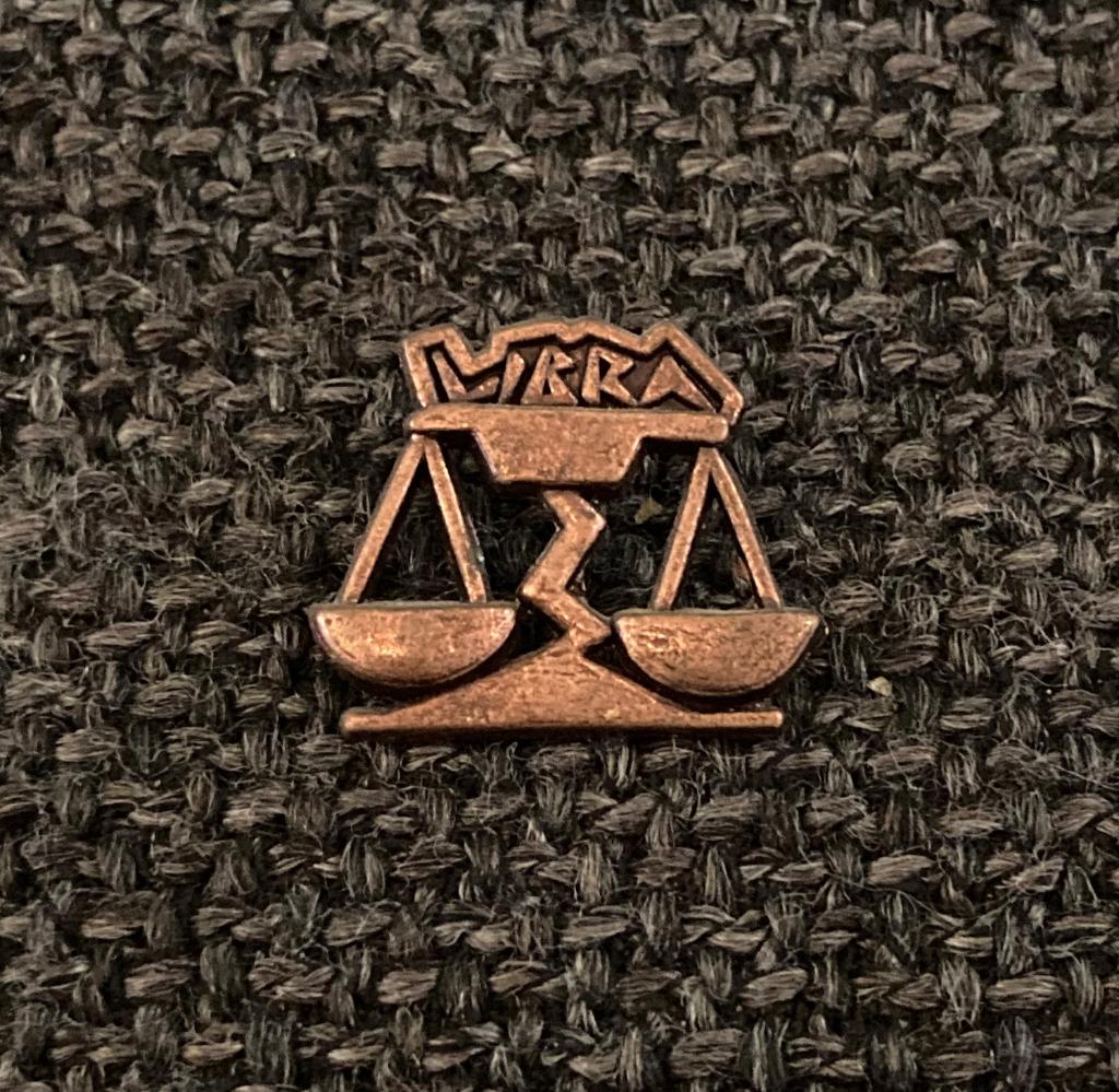 PIN - LIBRA - WEEGSCHAAL - ESCALADER - SCALE, Ophalen of Verzenden, Gebruikt, Overige onderwerpen, Speldje of Pin