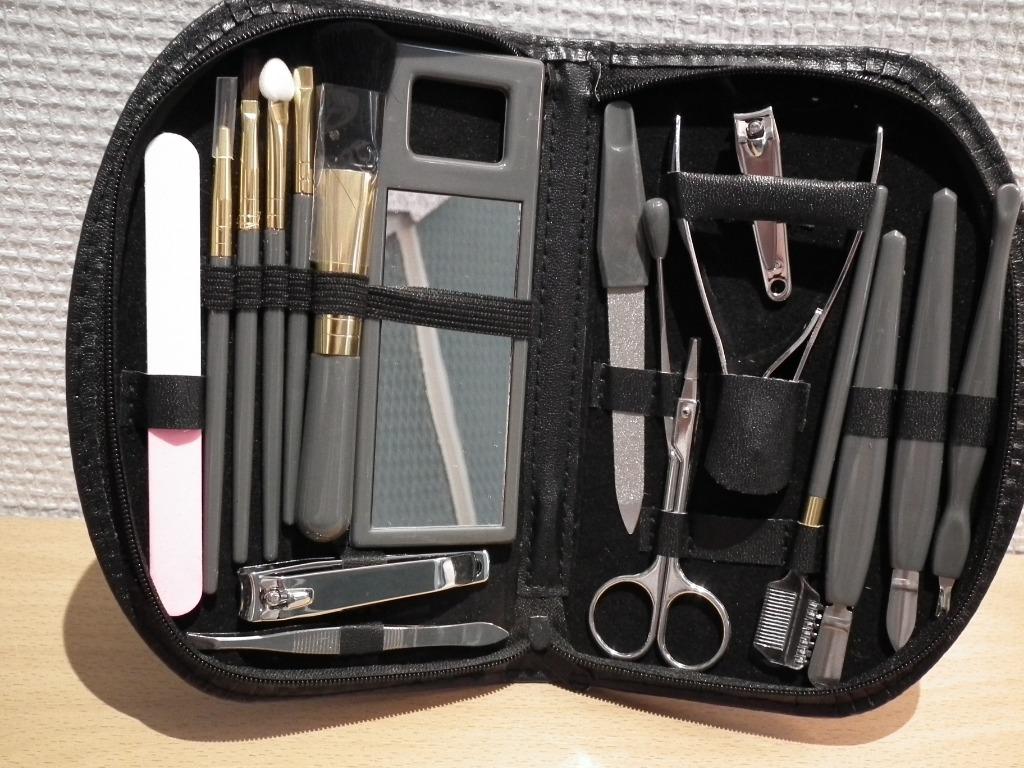 Kleine koffer met make-up- en manicure-accessoires. 18 stuks, Overige kleuren, Verzenden, Nieuw, Accessoires