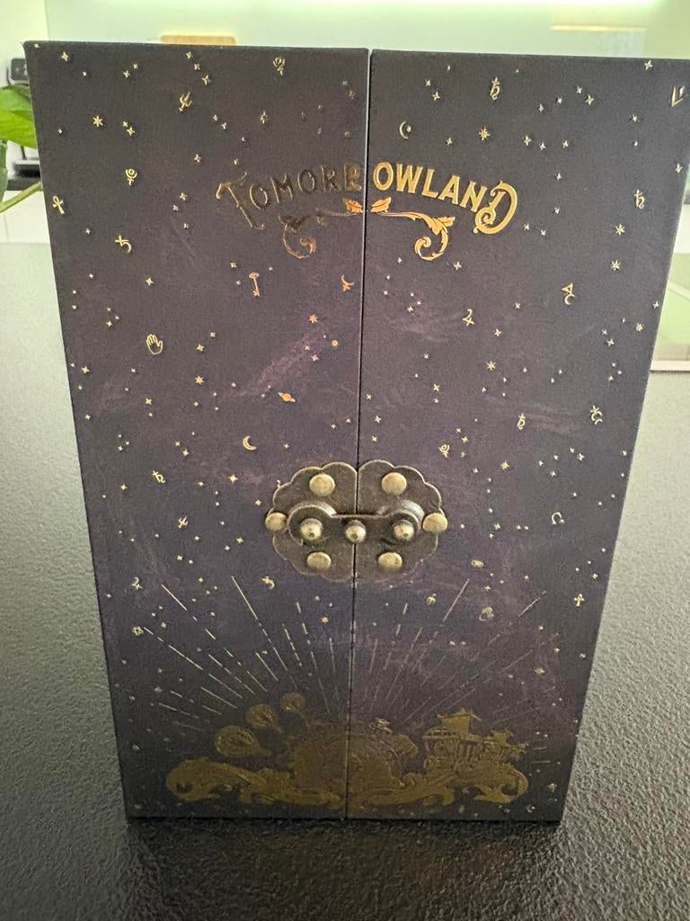 Coffret au trésor Tomorrowland 2017 : Amicorum Spectaculum, Collections, Envoi