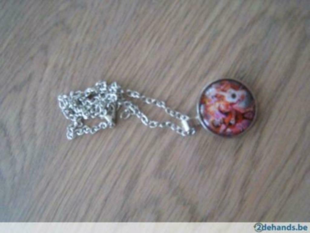 Amulette / pendentif / bijou / bijoux / film / dessin animé, Enlèvement ou Envoi, Neuf, Autres couleurs, Pendentif