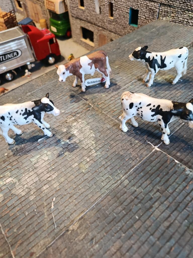 Lot de 4 veaux Schleich, Enlèvement ou Envoi, Comme neuf, Animal de ferme, Statue ou Figurine