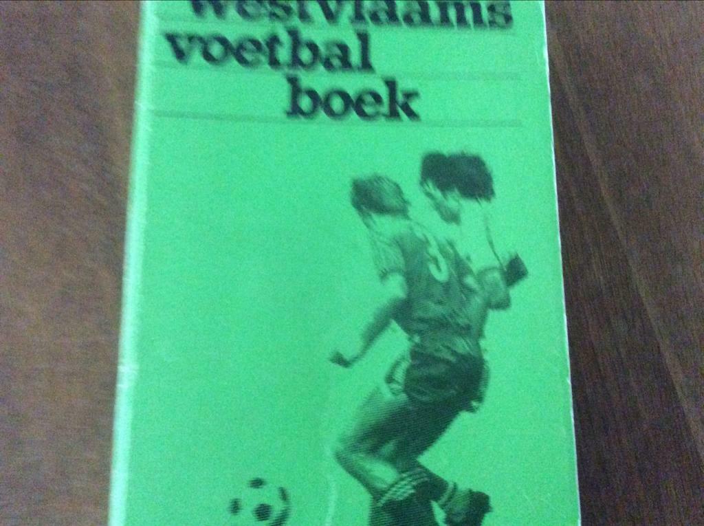 voetbalgids   west-vlaanderen, Ophalen of Verzenden, Zo goed als nieuw