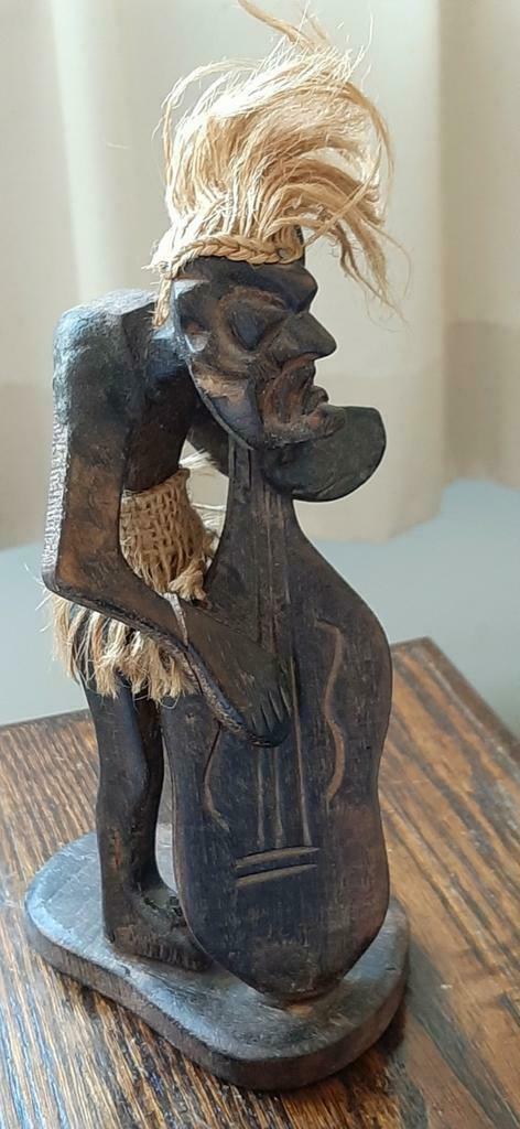 Afrikaans beeldje speelt gitaar, Antiek en Kunst, Kunst | Beelden en Houtsnijwerken, Ophalen of Verzenden