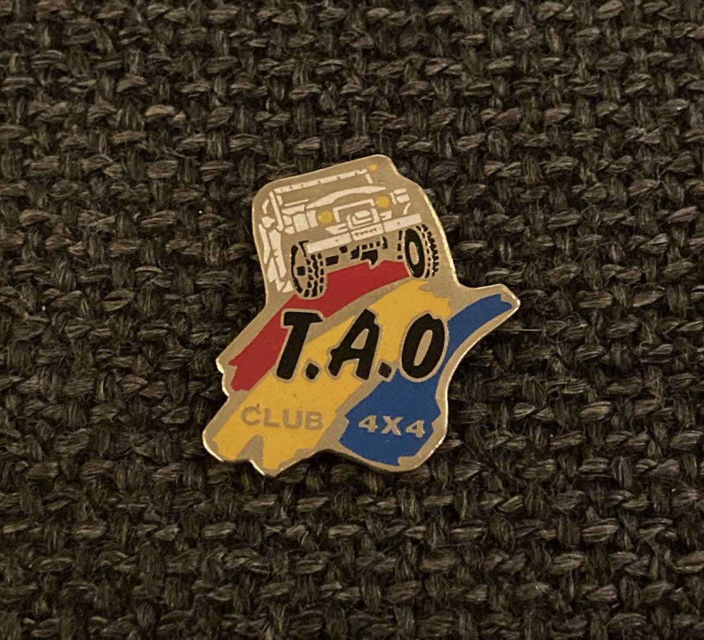 PIN - TAO - CLUB 4X4 - JEEP - AUTOMOBILE, Collections, Envoi, Utilisé, Transport, Insigne ou Pin's
