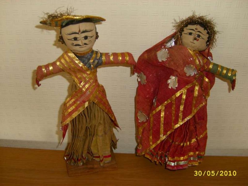 SET VAN 2 ANTIEKE POPPEN GEMAAKT IN INDIA, Ophalen of Verzenden, Gebruikt, Overige typen